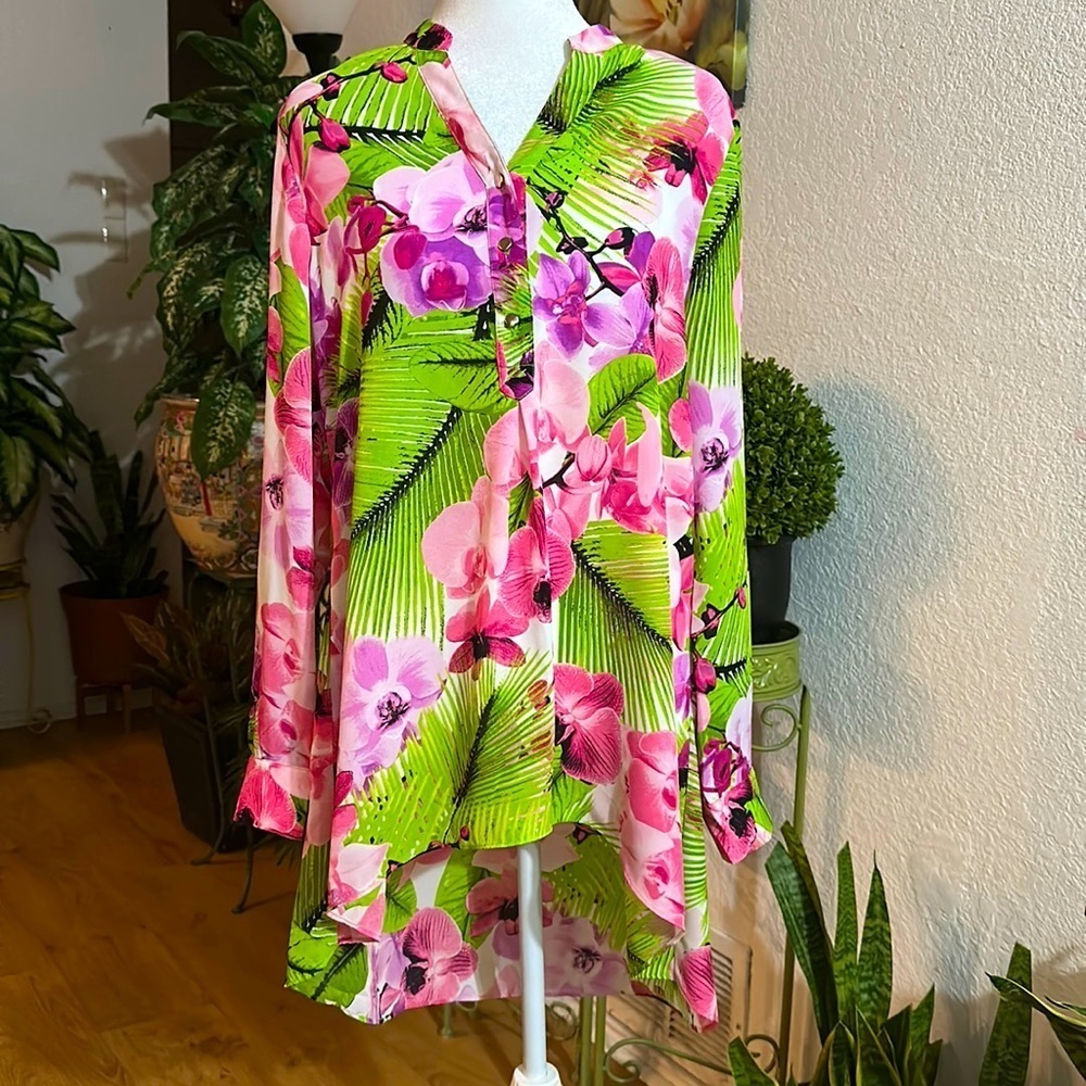 Versona beautiful floral blouse size M
